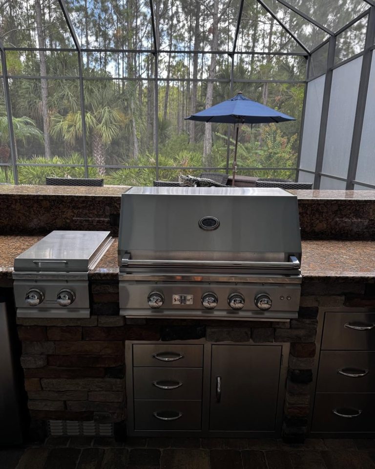 Before and after of a built-in grill replacement in an outdoor kitchen (photo 1)