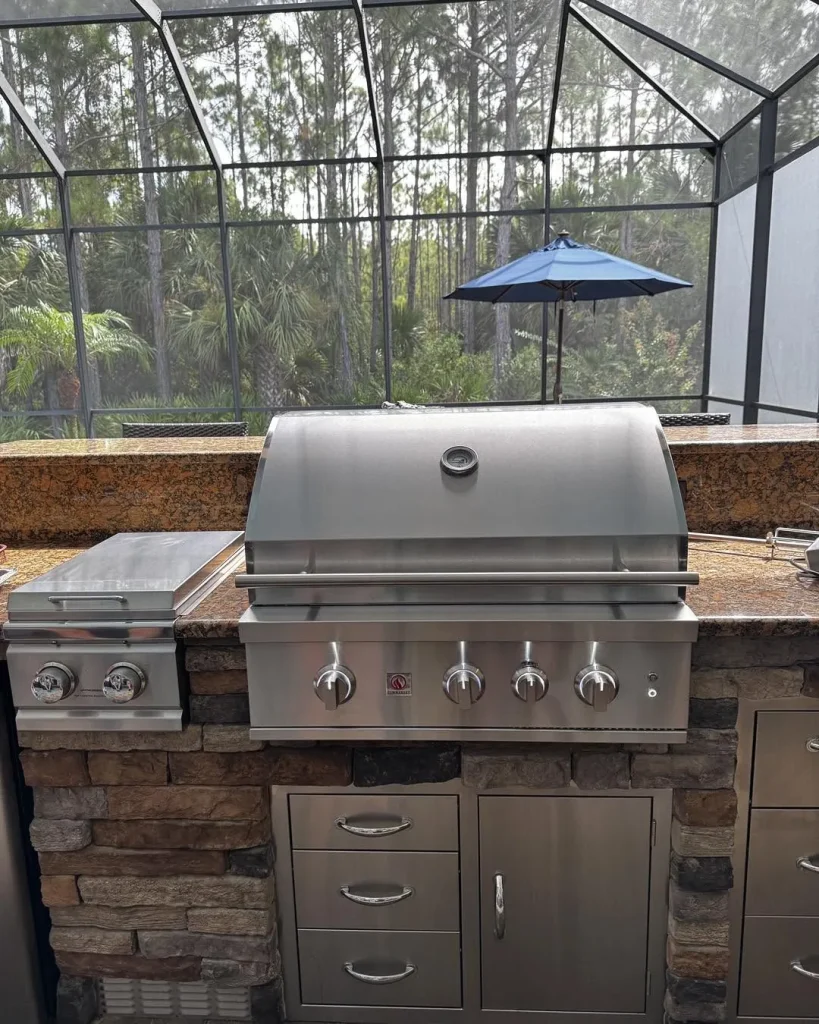 Before and after of a built-in grill replacement in a stone outdoor kitchen (photo 2)